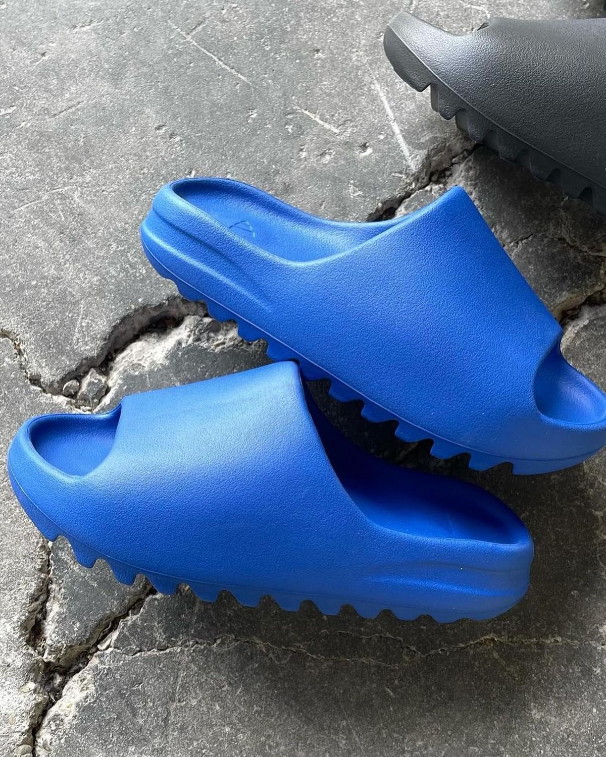 adidas Yeezy Slide Azure (ID4133) | TheSneakerWay